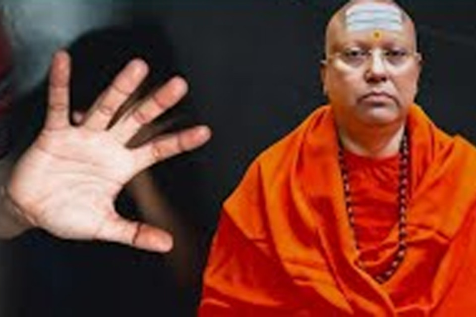 Baba's dirty tricks in the ashram: Swami Chaitanyananda's dark deeds! Accused of molesting and sexually assaulting female students, police teams are conducting raids in search of him.