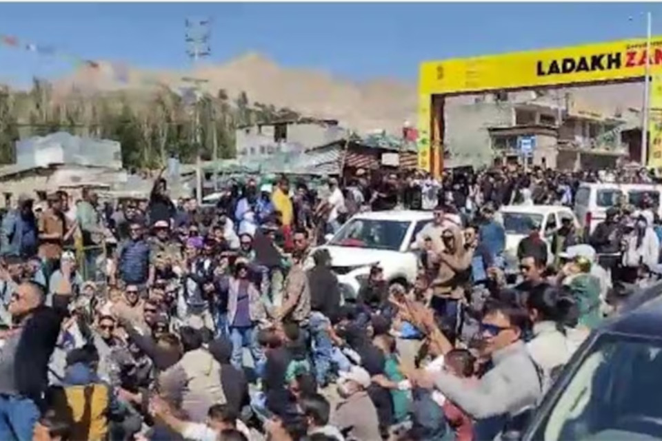 Big news: Situation worsens in Leh! Protests turn violent, with reports of arson and stone-pelting! Students take to the streets in support of Sonam Wangchuk.