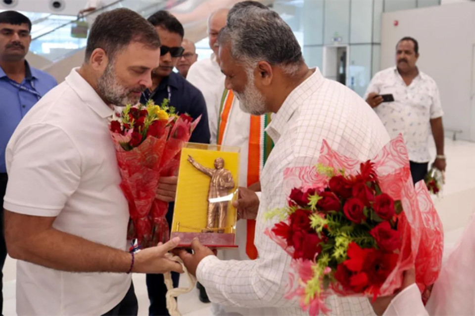  Bihar: MP Pappu Yadav met Rahul Gandhi in Patna, presented him with a statue of Ambedkar, and called the CWC meeting historic.