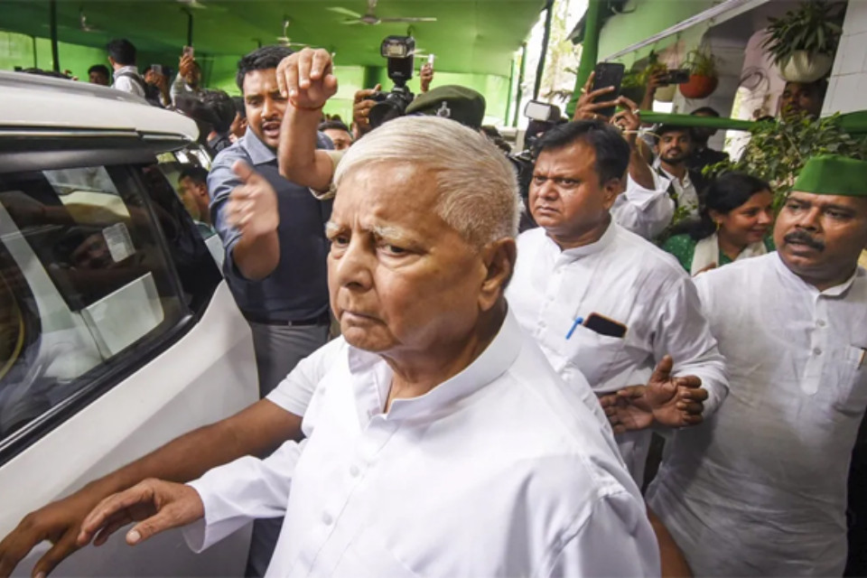 Big news: Charges in the IRCTC scam case will be decided on October 13th! Lalu, Rabri, and Tejashwi Yadav ordered to remain in court.