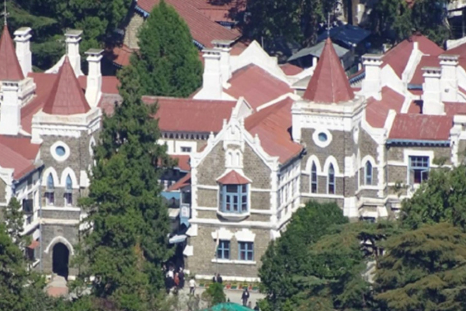 Nainital: A petition challenging the guidelines for gypsy registration in Corbett Park was heard. The High Court issued a notice to Corbett Park Director.