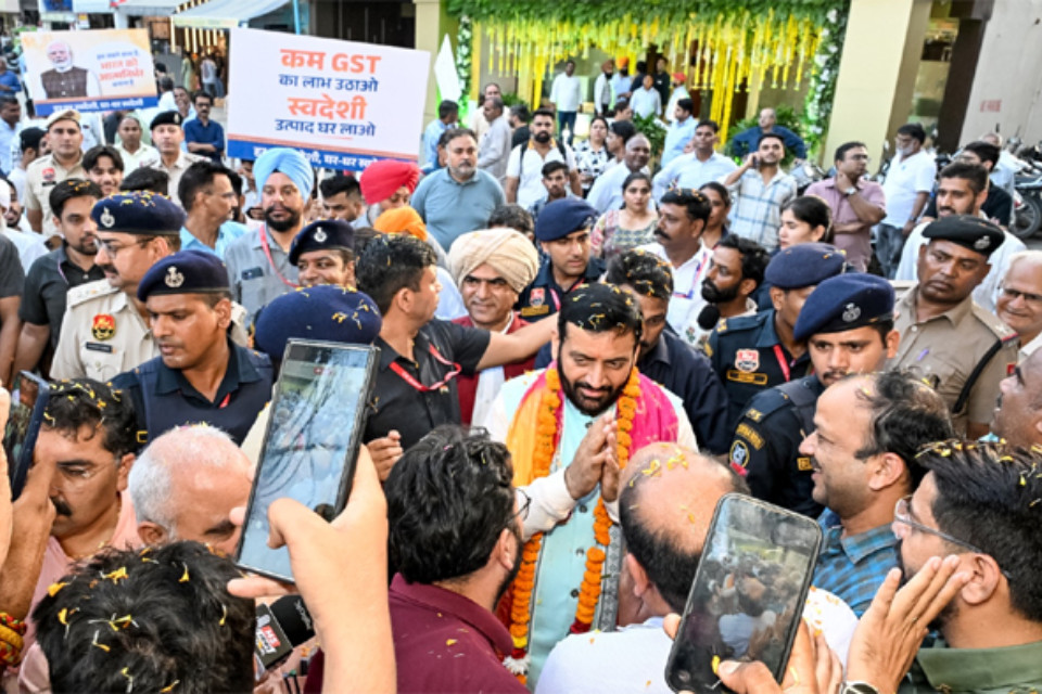 Haryana Chief Minister Nayab Singh Saini discussed GST exemption with shopkeepers at Nehru Place in Karnal, received a warm welcome.