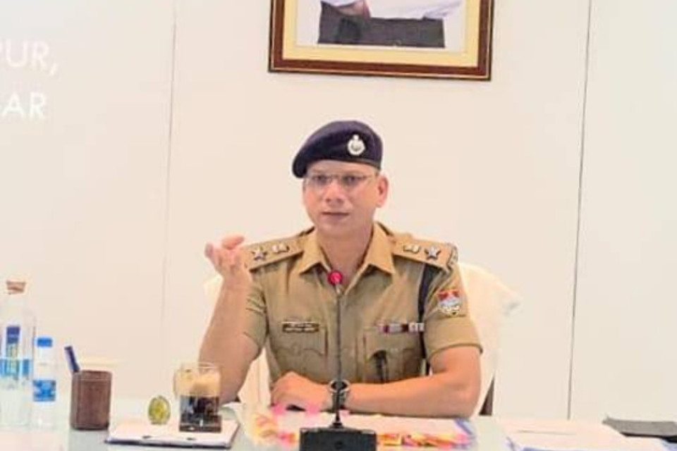  Rudrapur Breaking: SSP Manikant Mishra takes major action! Rampura outpost in-charge, ASI, and constable suspended. Find out why.