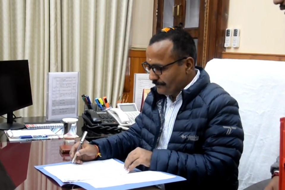 Nainital: Newly appointed DM Lalit Mohan Raiyal takes charge! Completing development works in the district and maintaining transparency are the main priorities.