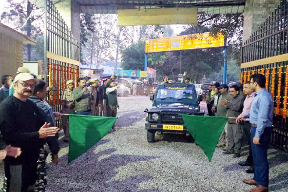  Uttarakhand: The tourist season officially begins! Corbett National Park's Bijrani Zone opens for tourists, drawing a large influx of visitors.