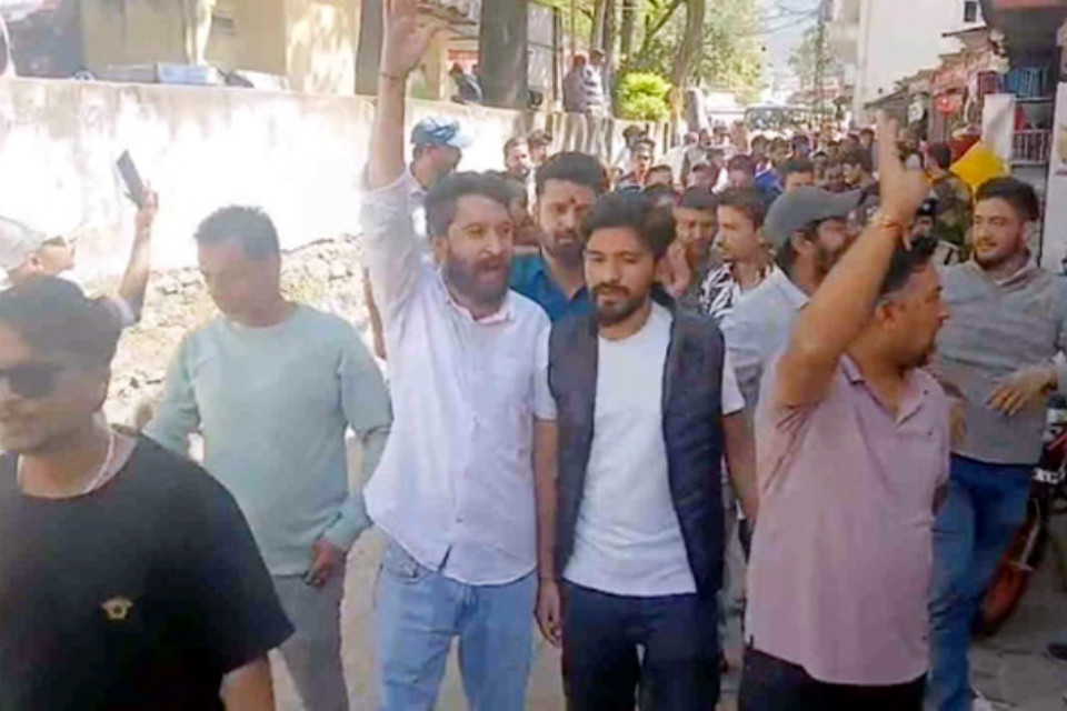 Another spitting incident: A video of a young man spitting on bread goes viral! Huge uproar in Uttarkashi, Hindu organizations shut down the market in protest.