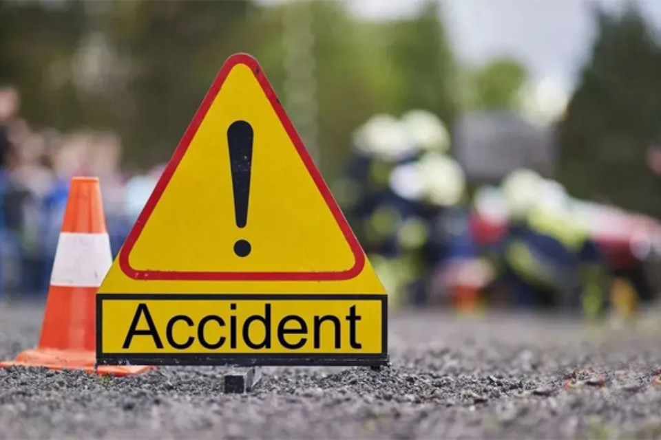 Accident: An ambulance carrying a patient from Dehradun to Varanasi lost control and overturned! Four people died, two were injured.