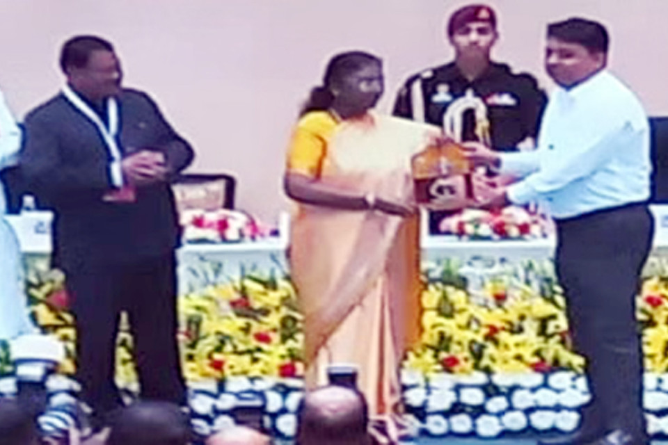 Uttarakhand: Udham Singh Nagar district achieves a major milestone! Ranked fourth in the country under the PM Janman program, the President honored the District Magistrate.