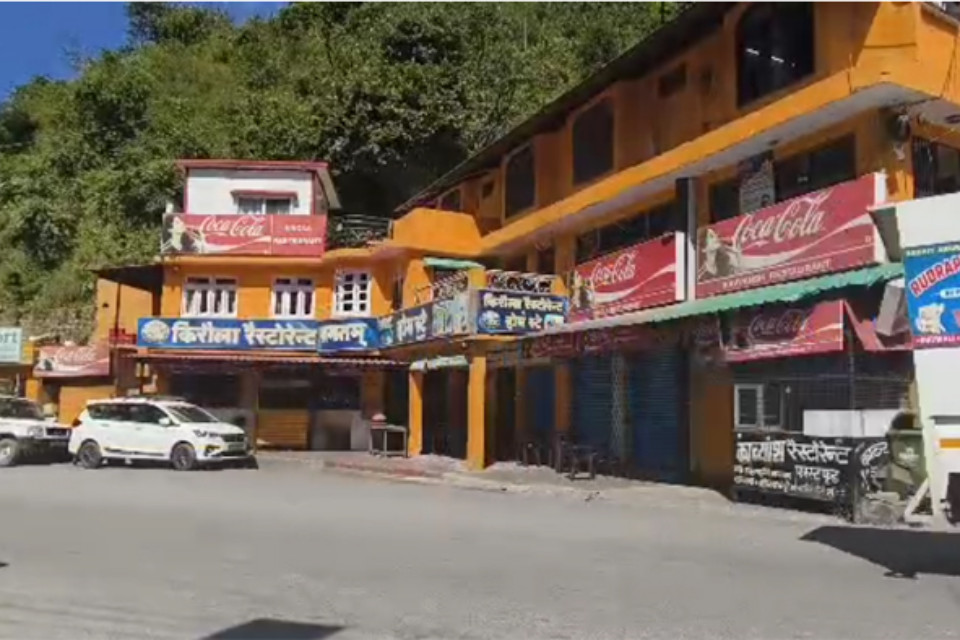 Nainital: A young man died after being shot under suspicious circumstances at Kainchi Dham. Police have launched an investigation, and a forensic team has also arrived.