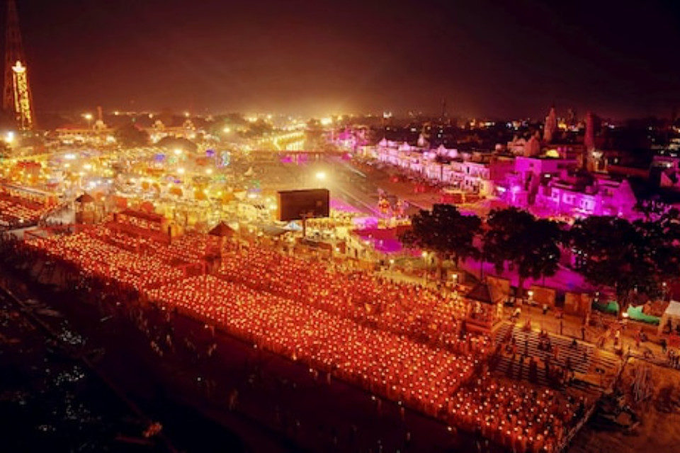 Good Morning India: Celebration of Diwali across the country, Ramnagar illuminated with 26.17 lakh lamps, Guinness World Record made! There was laughter in Parineeti Chopra and Raghav Chadha's house