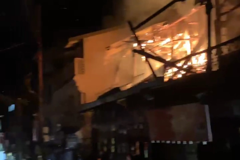 Fire on Diwali! A massive fire broke out late last night in Nainital's heritage building, Old London House, causing panic at 2:30 am.
