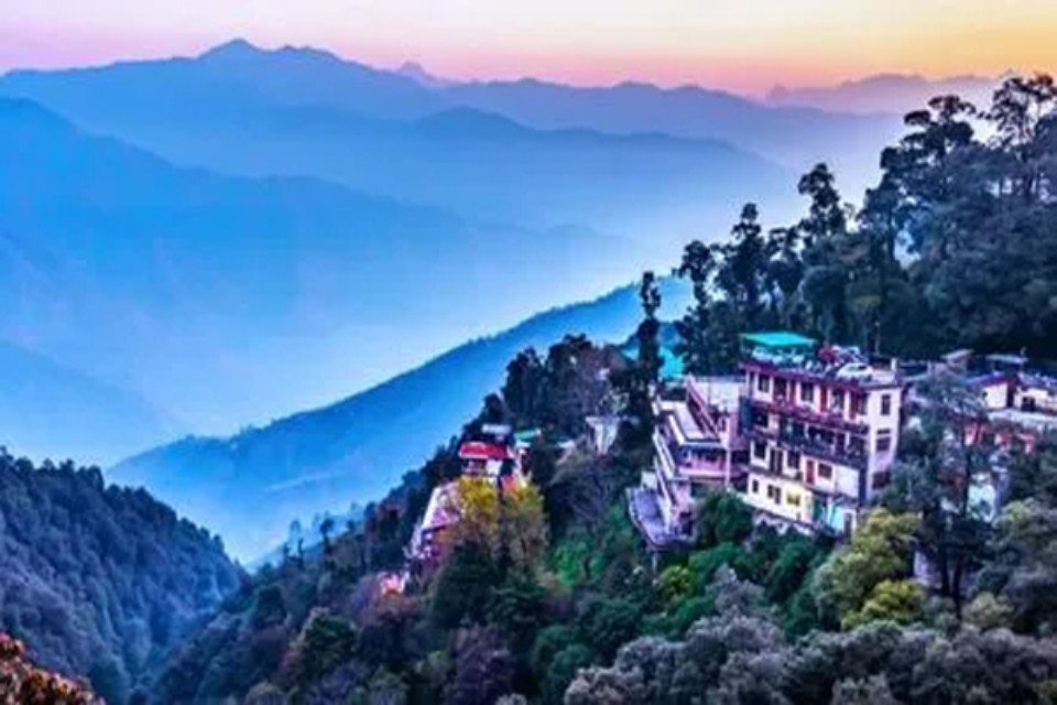 The mild morning and evening chill has increased in Uttarakhand, tourists are enjoying the pleasant weather.