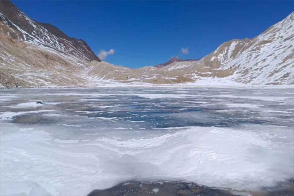 Uttarakhand: Severe cold on the India-China border! Devtal Lake freezes at an altitude of 18,000 feet.