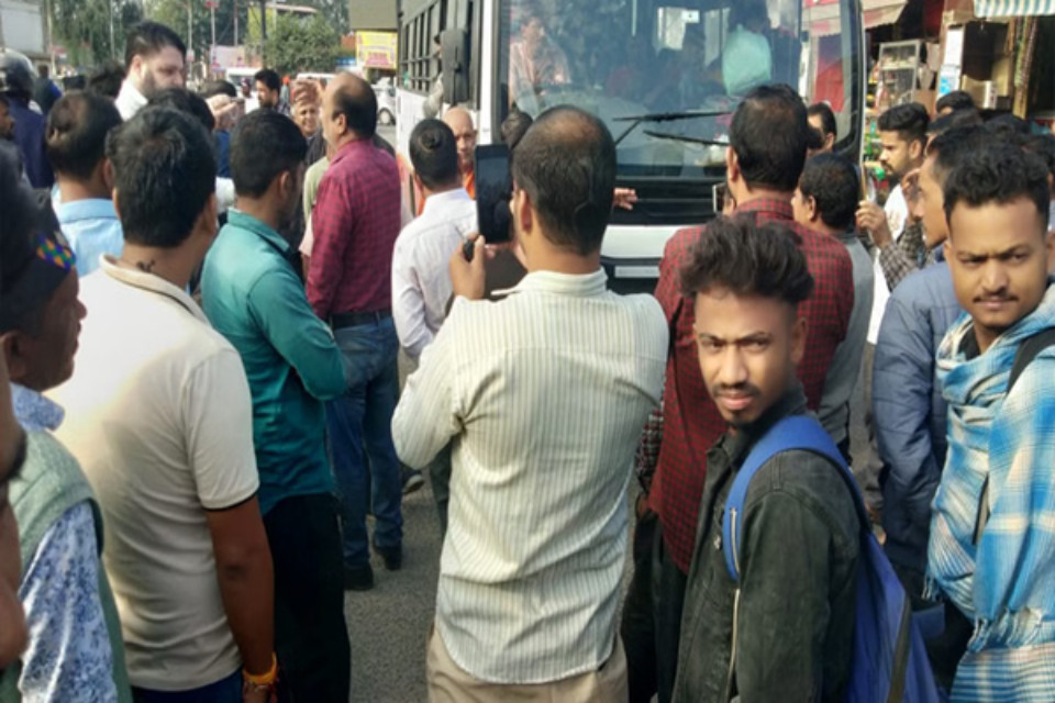 Uttarakhand: Road blockade in Garhwal division! Unions from Dehradun and the mountainous region also supported the strike.
