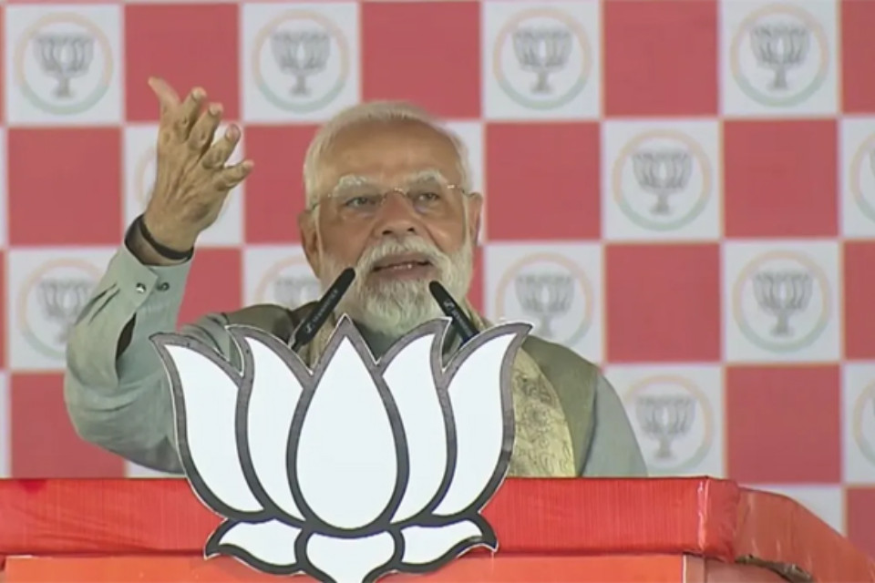 Bihar: Huge rally in Muzaffarpur! PM Modi targets Congress and RJD, describing their exploits in five words