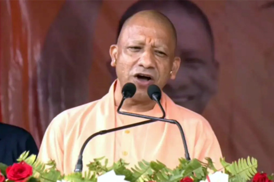 Bihar: Yogi Adityanath lashed out at RJD and Congress in Siwan, saying, "There are no riots in UP now, everything is fine..."