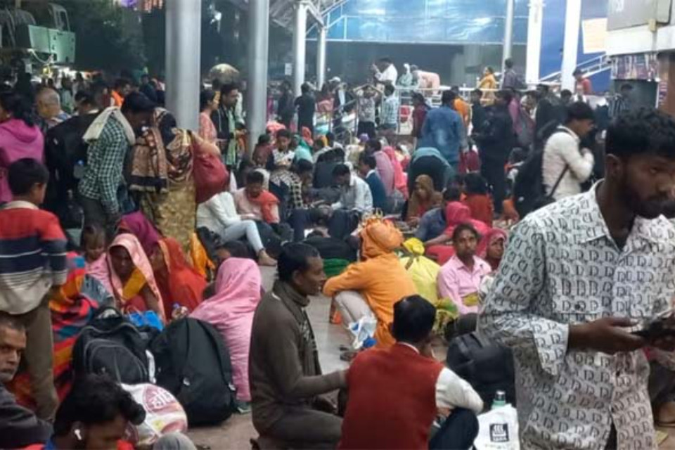 Bihar: Migrant workers began returning to their workplaces as soon as the elections were over! Crowds gathered at railway stations, expressing displeasure over the inconvenience.