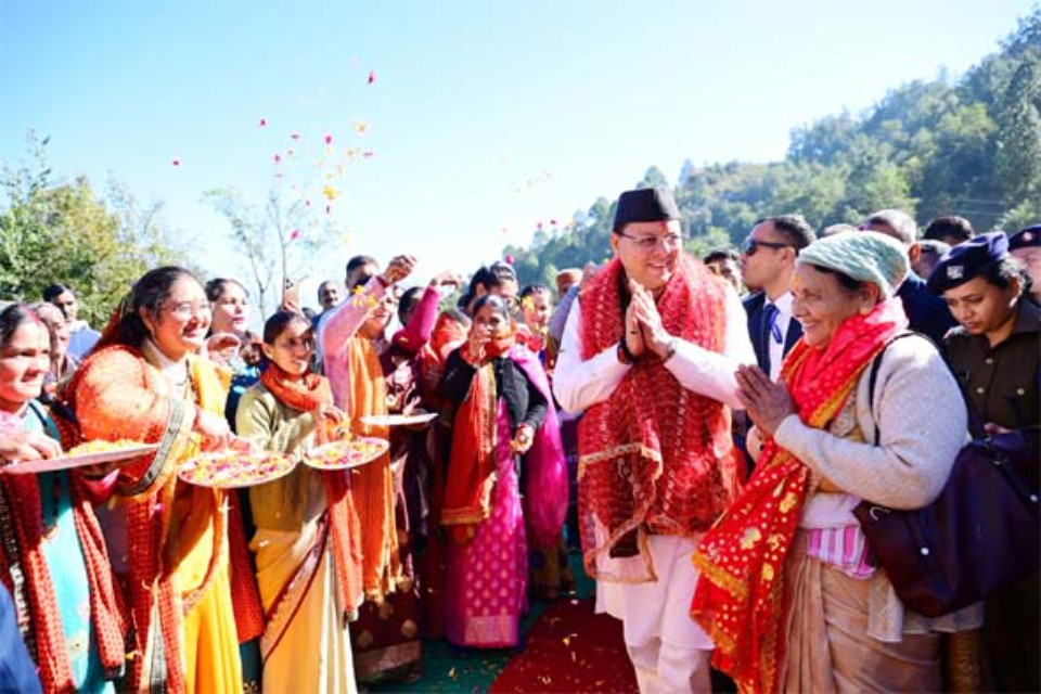 Uttarakhand: CM Dhami arrives in Pithoragarh, inaugurates the Jauljibi Fair, and also visits his ancestral village of Tundi Barmou with his mother.