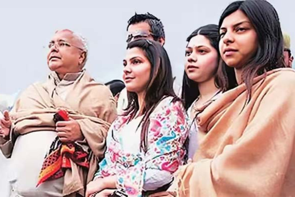 Big news: The controversy within the Lalu family escalates! After Rohini, three more daughters leave for Delhi, Tej Pratap Yadav says, "Listen up, you Jaichands..."