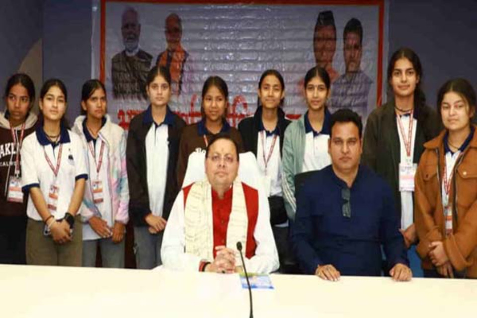 Uttarakhand: CM Dhami met with a Bharat Darshan educational tour group and offered advice on time management.
