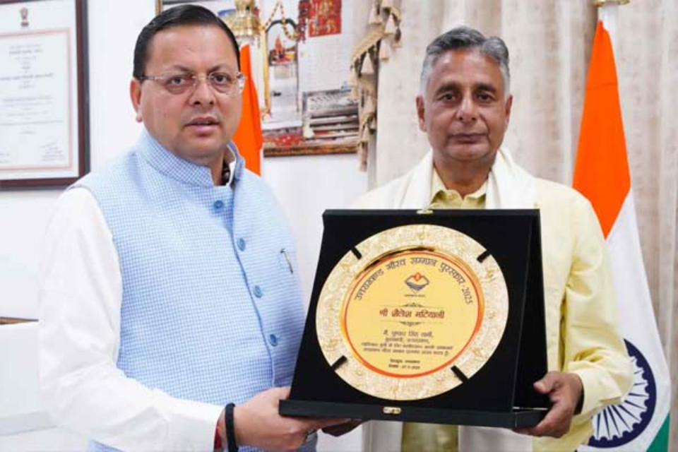 Uttarakhand: Writer Shailesh Matiyani receives Uttarakhand Gaurav Samman! CM Dhami hands over the award to his son