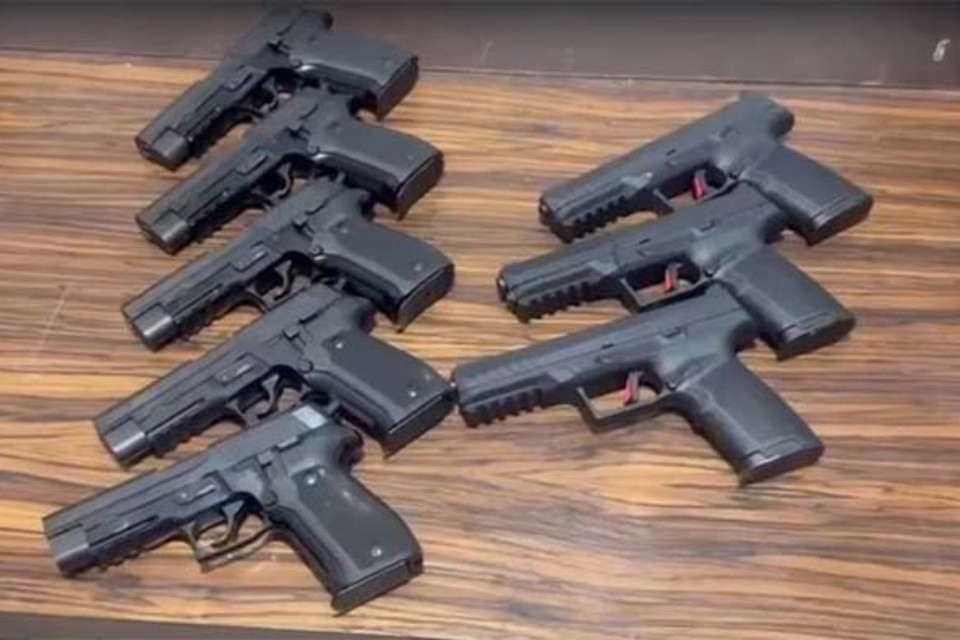  Big Breaking: Weapons cache seized in Delhi! High-tech weapons shipped from Pakistan, destined for Lawrence and the Bambiha gang.