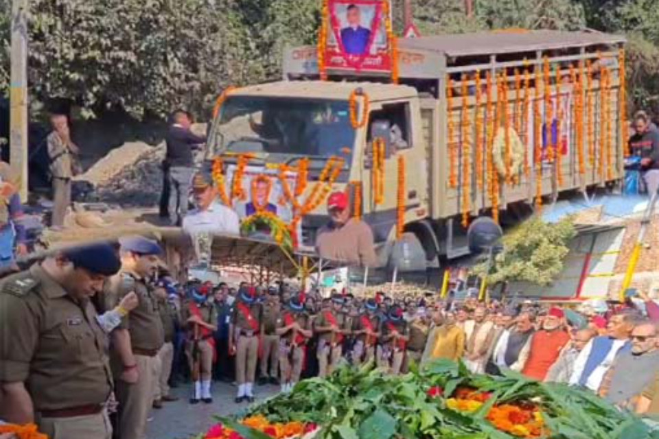 Goodbye Field Marshal: Statehood activist Diwakar Bhatt merged with the five elements! Funeral held with military honors, crowds gathered for the final journey.