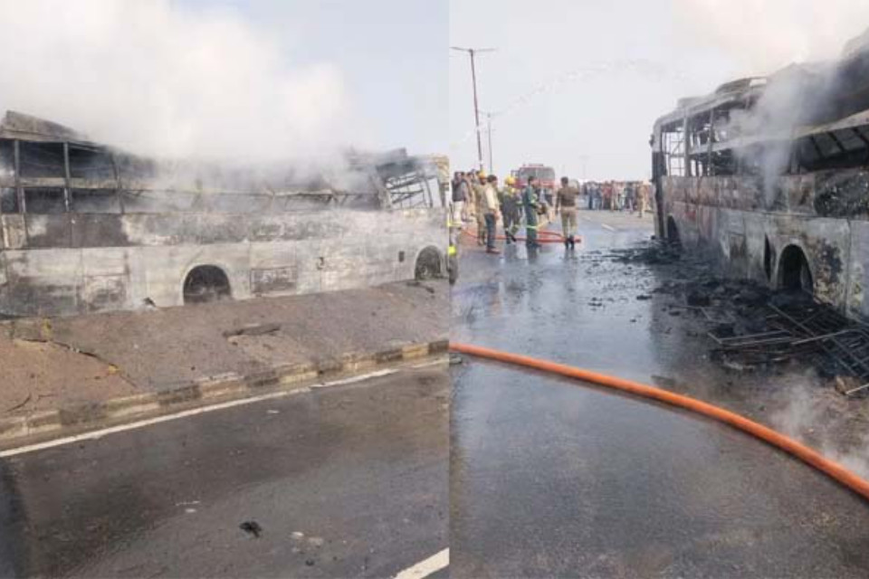 Horrifying: A moving bus catches fire on the highway! Passengers jump out in panic, video terrifies people.