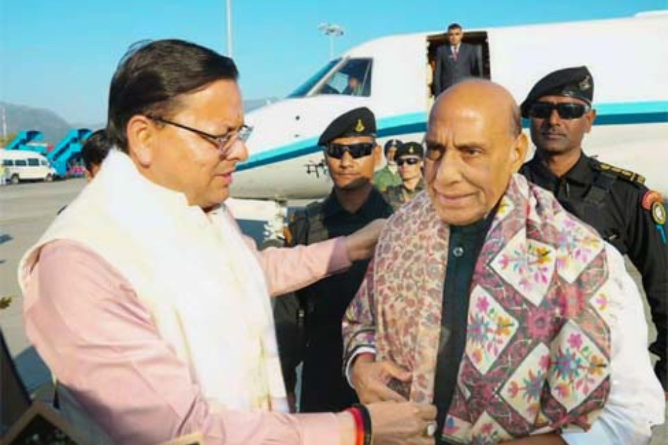 Defense Minister Rajnath Singh arrives in Uttarakhand! CM Dhami welcomes him at Jolly Grant Airport; will stay in Mussoorie for two days