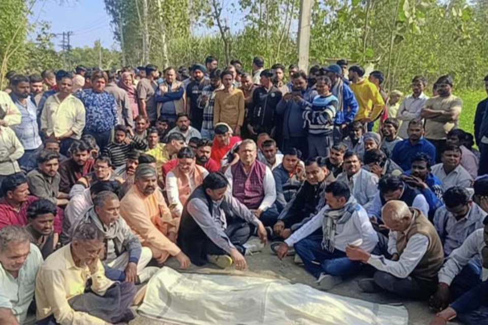 Major accident in Uttarakhand: Two bike riders were crushed by a tractor trolley! They died tragically on the spot, and people blocked the road by placing their bodies on the road.