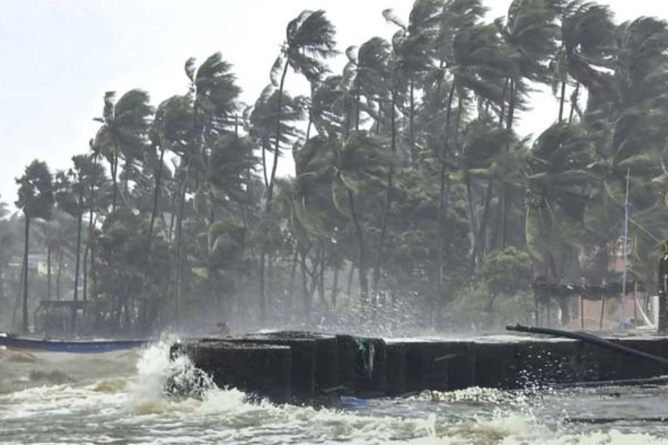 Big news: Cyclone 'Ditvaah' is rapidly approaching India! Three states are on high alert, with SDRF teams deployed.