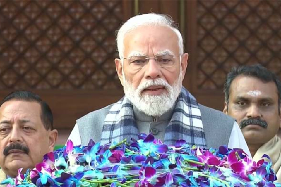 Parliament's Winter Session: Loud uproar in the Lok Sabha! Opposition members stormed the Well with placards, PM Modi said, "There should be delivery, not drama."