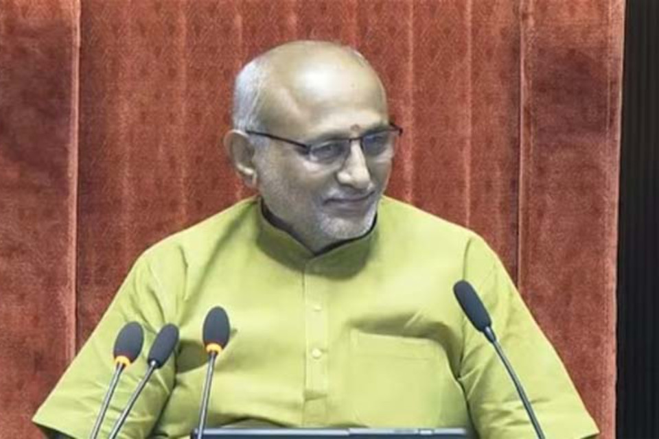 Big news: The winter session gets off to a tumultuous start! Kharge, after welcoming the Speaker, said, "Don't look too far from your seat, it's dangerous..."