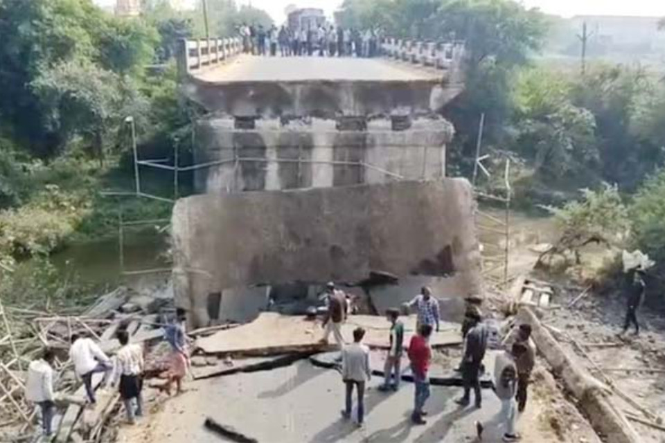 Major accident in MP: 50-year-old bridge collapses! 4 people and their bikes fall, 10 injured