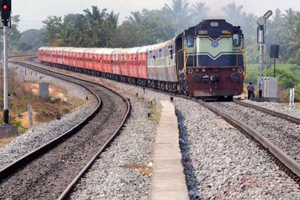 Uttarakhand: Tragic accident in Khatima! Husband and wife killed after being hit by a train, family in deep grief
