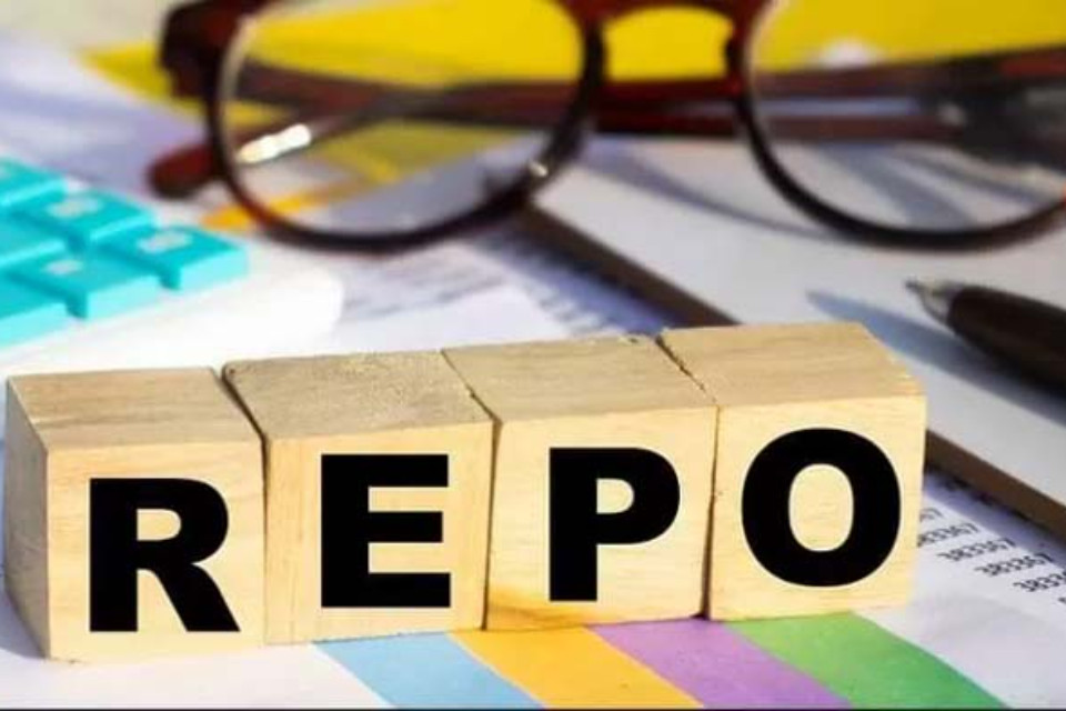 RBI makes a major announcement: Repo rate slashed! Home and car loan EMIs will be reduced, find out how much you'll save now?