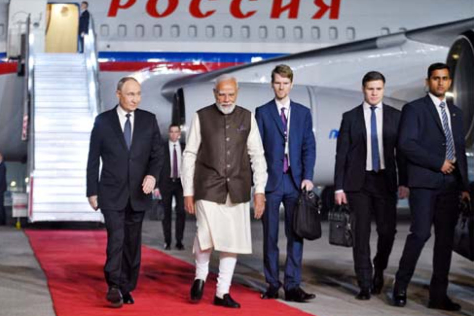 Putin's India visit: Pays tribute to Mahatma Gandhi at Rajghat! Receives a grand welcome at Rashtrapati Bhavan; PM Modi says, "India is not neutral, but peaceful."