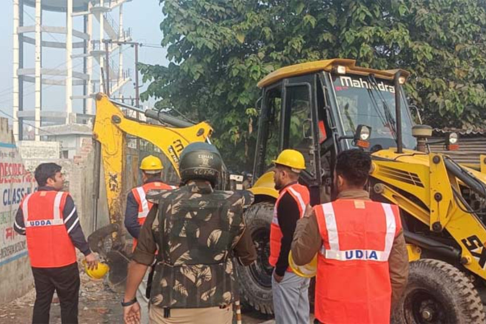 Rudrapur Breaking: Action against encroachment! Administrative team arrives to free the land around the Idgah in Kheda, heavy force deployed.