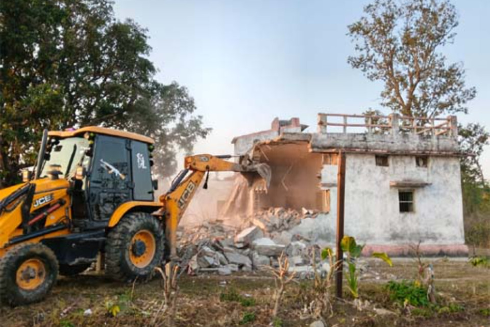 Nainital: Major action against illegal encroachment! Bulldozers roar in Poohri, Ramnagar, early in the morning, heavy police force deployed.