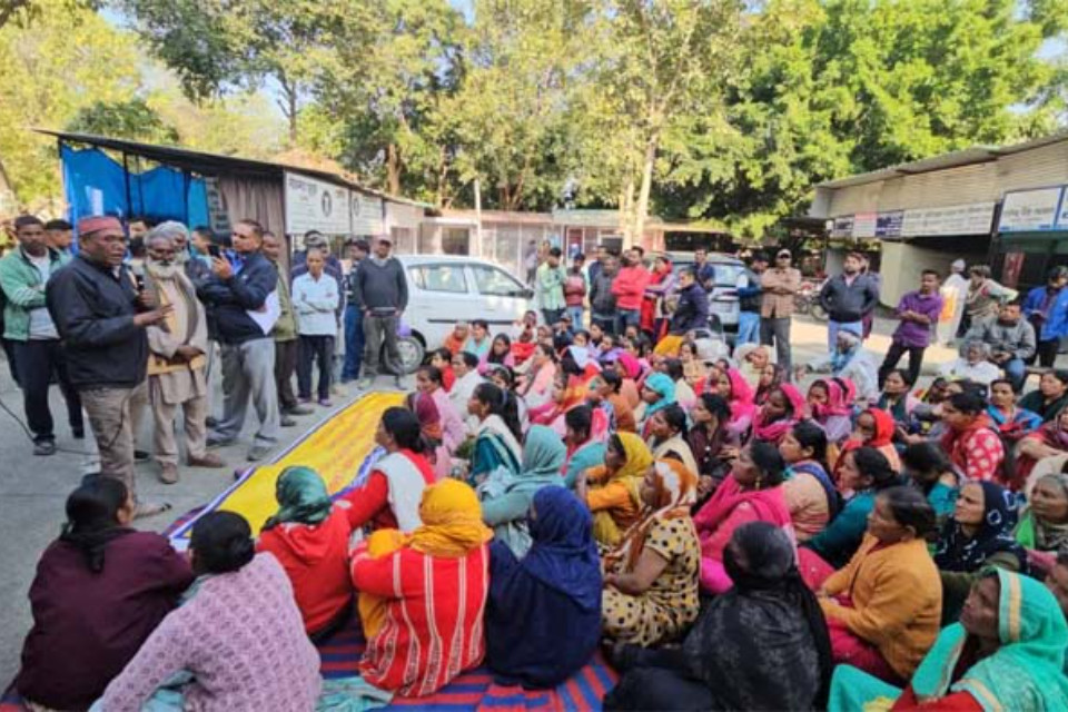 Ramnagar: Action is underway against encroachment in Poohri! The affected families protested in the tehsil, raising slogans against the government, public representatives, and the administration.
