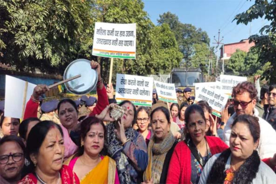 Uttarakhand: Case of assault on unemployed nursing staff! Women's Congress in turmoil, takes to the streets with Ekta Manch, raising slogans against the government and police.