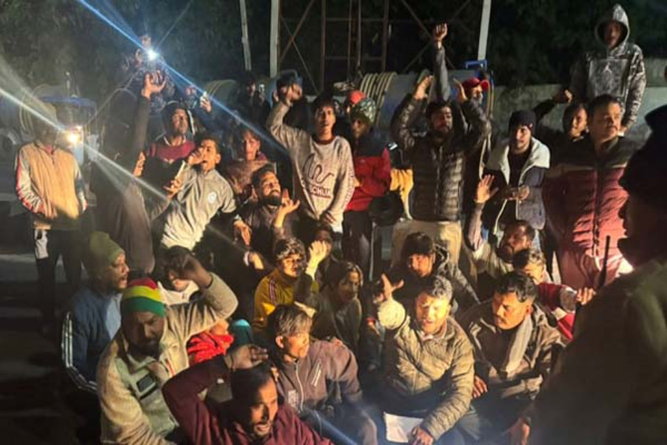 Uttarakhand: Bajrang Dal workers lay down on the road after remains of a protected animal were found, police deployed.