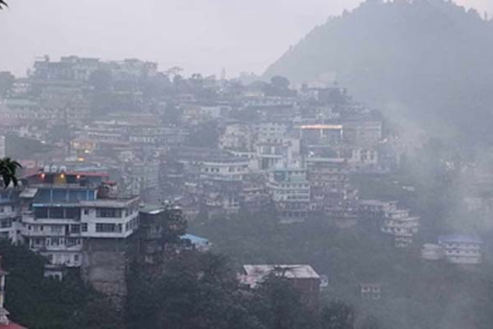  Uttarakhand shivers in the cold! Dense fog covers several areas, including Nainital and Udham Singh Nagar, with the weather department issuing a forecast.