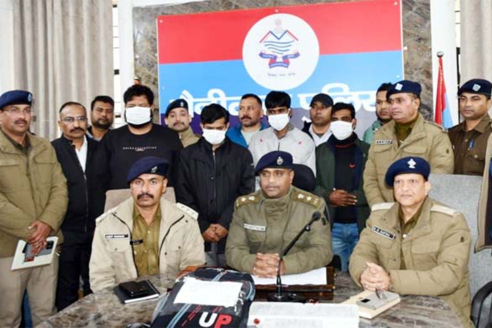 Nainital: Theft at Radhika Jewellers in Haldwani revealed! Four members of an interstate gang arrested, jewelry worth lakhs recovered.