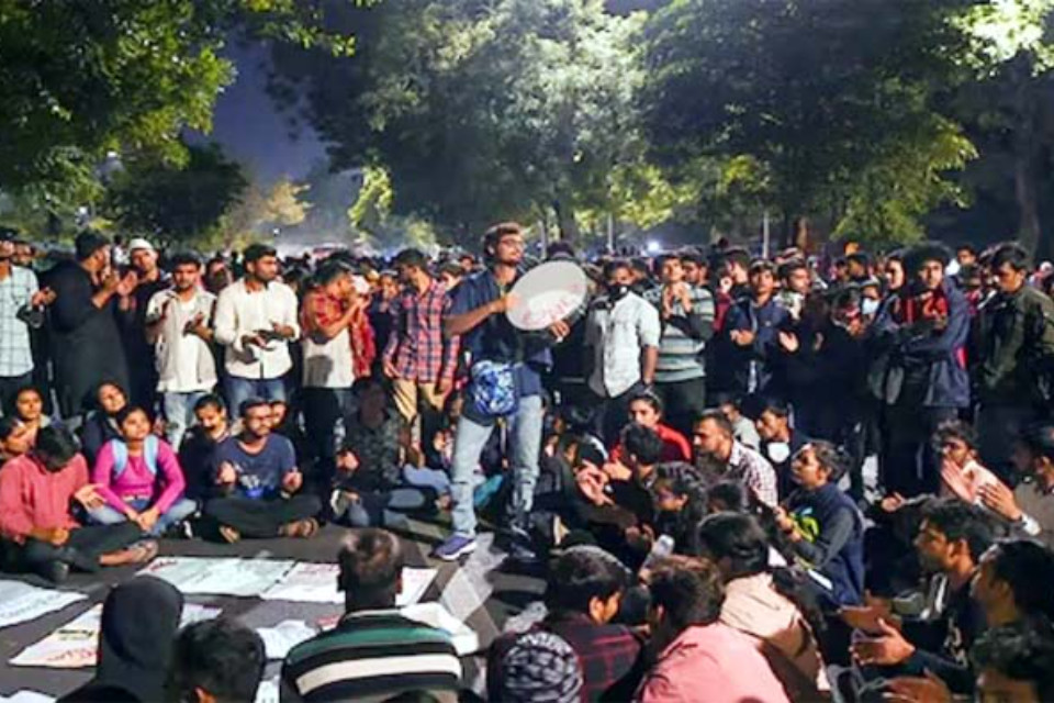 Big news: JNU riots at midnight! Protests after Sharjeel and Omar are denied bail, slogans raised against PM Modi and Amit Shah.