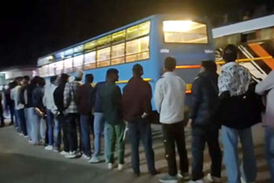 Extreme overloading: 120 people packed into a bus with 32 sleeper seats! The scene stunned officials, and the Uttarakhand Transport Department team took action.