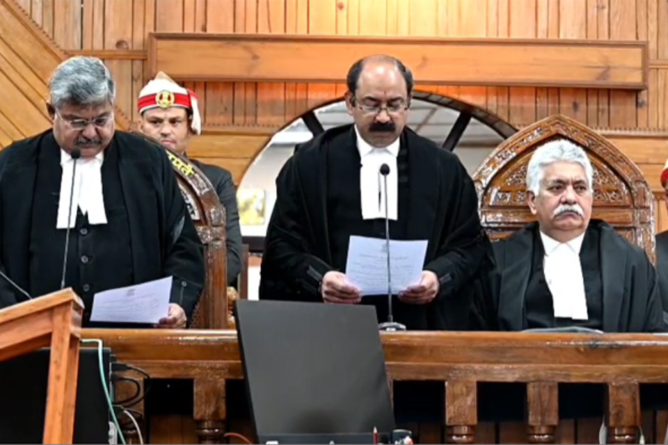 Nainital: Chief Justice G. Narendra administered the oath of office and secrecy to Justice Siddhartha Sah! The Bar Association expressed its joy.
