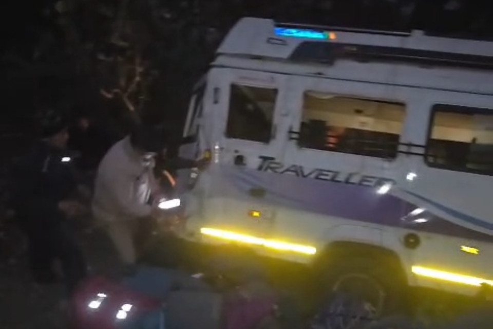 A major accident was averted on the Bhimtal-Haldwani road when a tempo traveller carrying 26 passengers fell into a 50-foot gorge.