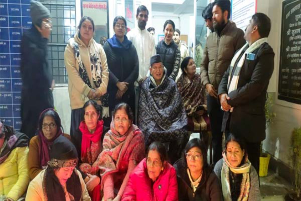 The Congress party staged protests from the streets to the police station against the Sports Minister's husband, leading to a political clash in Dalanwala that continued late into the night.