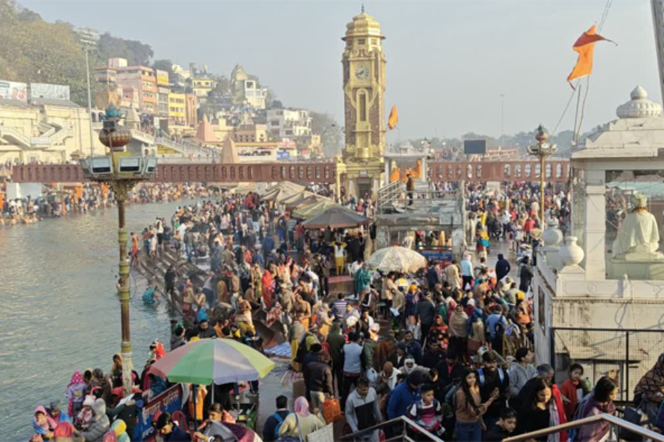 Uttarakhand: A wave of faith surged in Haridwar on Mauni Amavasya! Devotees took a holy dip in the Ganges, chanting "Har Har Gange!"